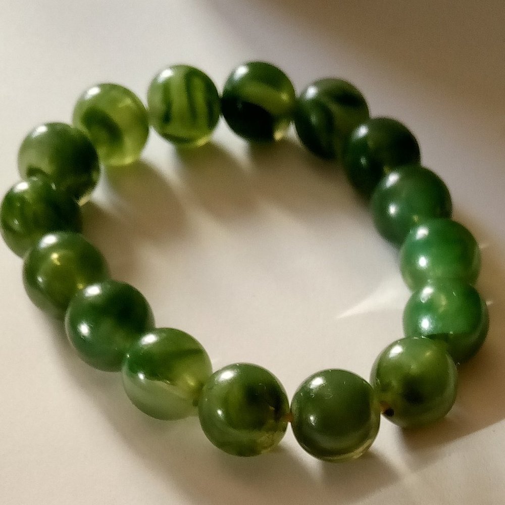 Women's Beaded Bracelet Green Size 7 Inches Elastic Stretch Band.